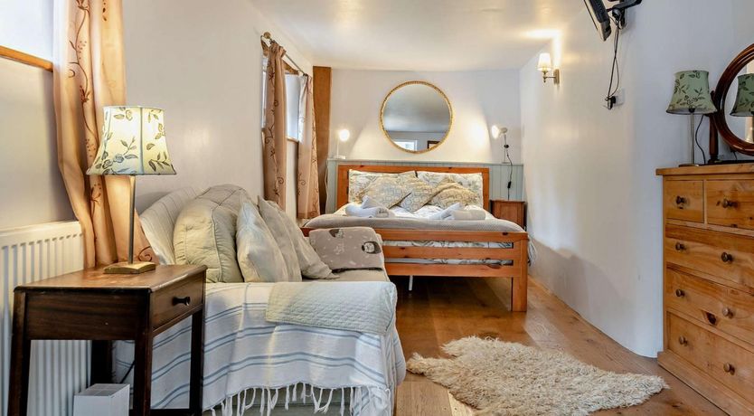 Photo of 6 Bed in Winkleigh