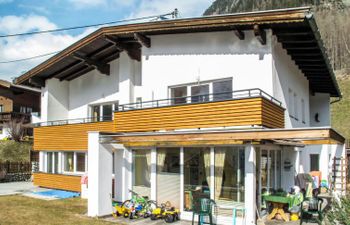 Aktiv (HBN221) Apartment 2 Holiday Home