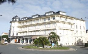 Photo of de la Plage et d'Angleterre Apartment 2