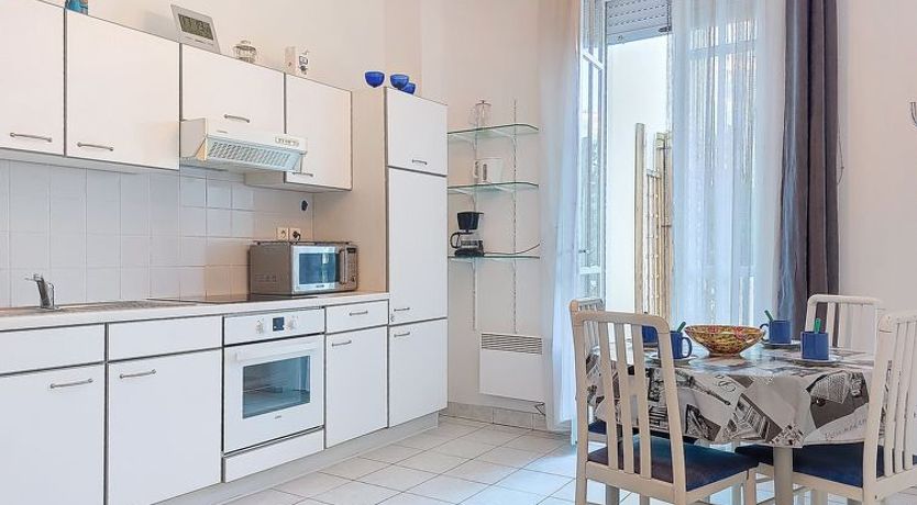 Photo of de la Plage et d'Angleterre Apartment 2