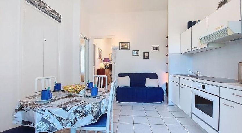 Photo of de la Plage et d'Angleterre Apartment 2