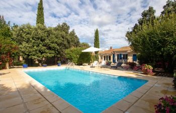 Les Amandiers Holiday Home