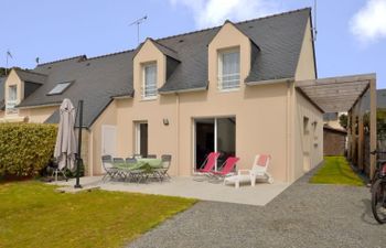 Les Volets Bleus Holiday Home