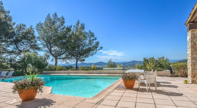 Photo of Les Baux Rouges