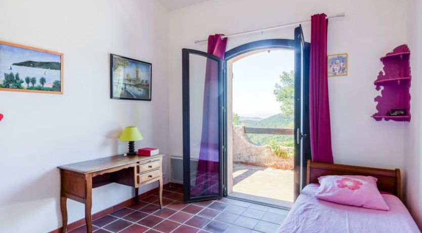 Photo of Les Baux Rouges