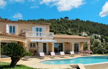 Jaune (CAQ111) Holiday Home