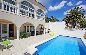 Requesens Holiday Home