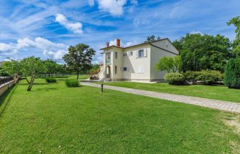 Macini Apartment 2 Holiday Home