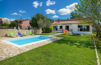 Dora Holiday Home
