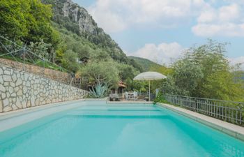 La Grotta Holiday Home