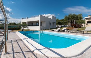 Ria with heated pool Holiday Home