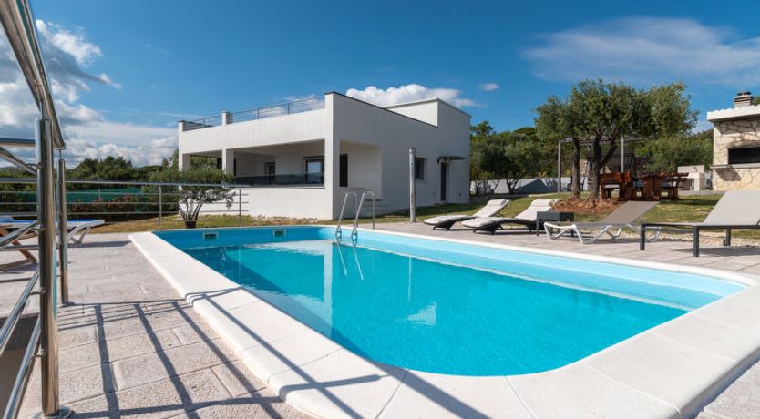 Photo of Ria with heated pool