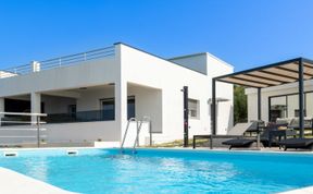 Photo of Ria with heated pool