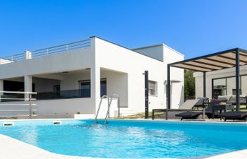 Ria with heated pool Holiday Home