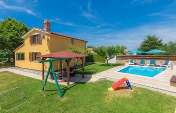 Nikolina Holiday Home