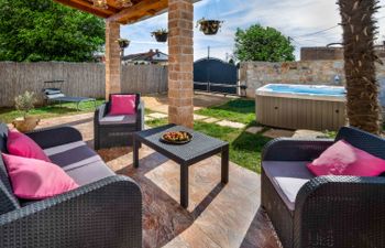Villa Aurora Holiday Home