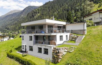 Collina Holiday Home