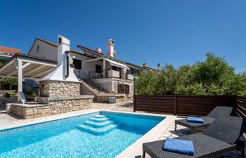 Albaneze Holiday Home