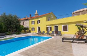 Evelina Holiday Home