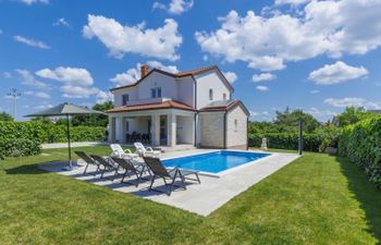 Villa Zirdum Holiday Home