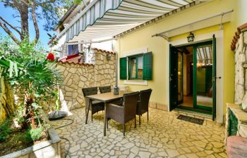 Divna Holiday Home