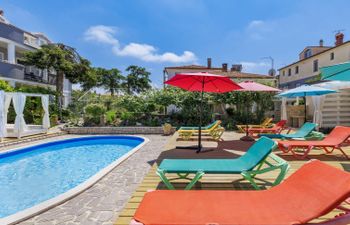 Nika Holiday Home