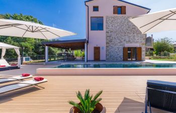 Villa Julia Holiday Home