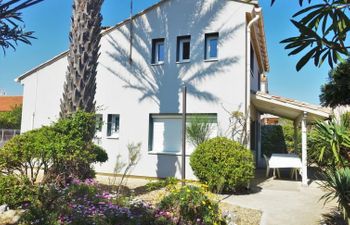 Les Vives Holiday Home