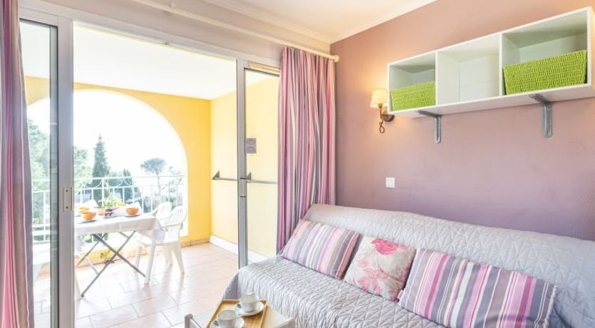 Photo of Les Calanques Spa Thalassoth&eacute;rapie Apartment 2