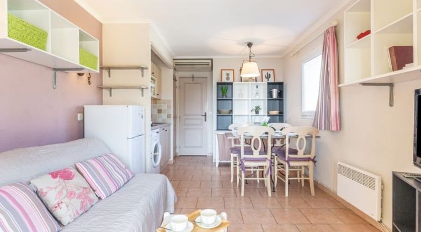 Photo of Les Calanques Spa Thalassoth&eacute;rapie Apartment 2