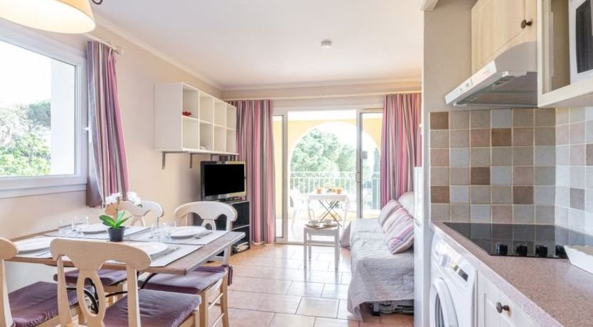 Photo of Les Calanques Spa Thalassoth&eacute;rapie Apartment 2