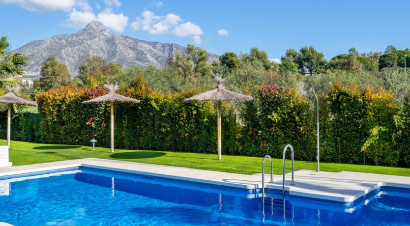 Photo of Los Naranjos Singles