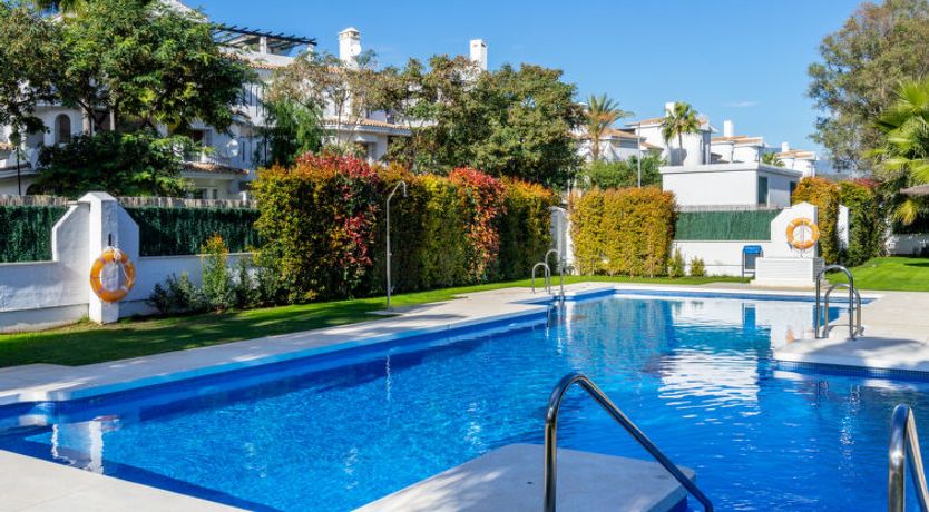 Photo of Los Naranjos Singles