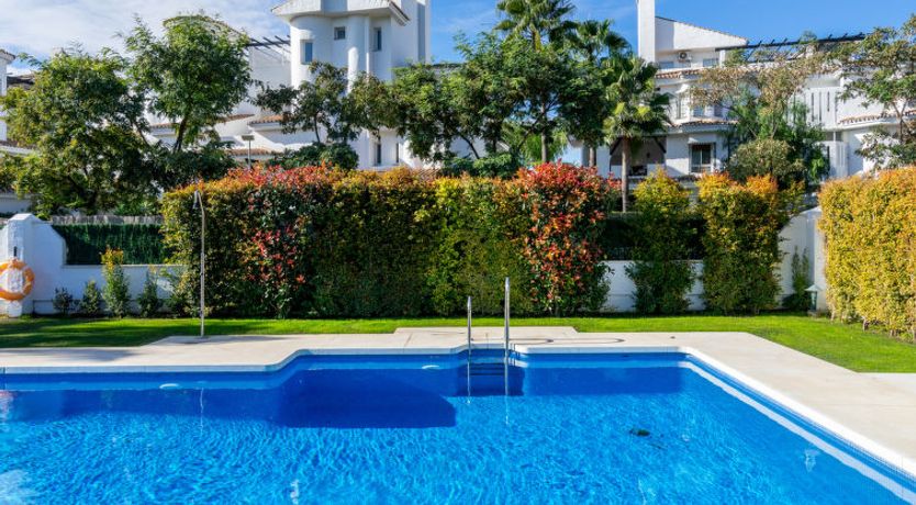 Photo of Los Naranjos Singles