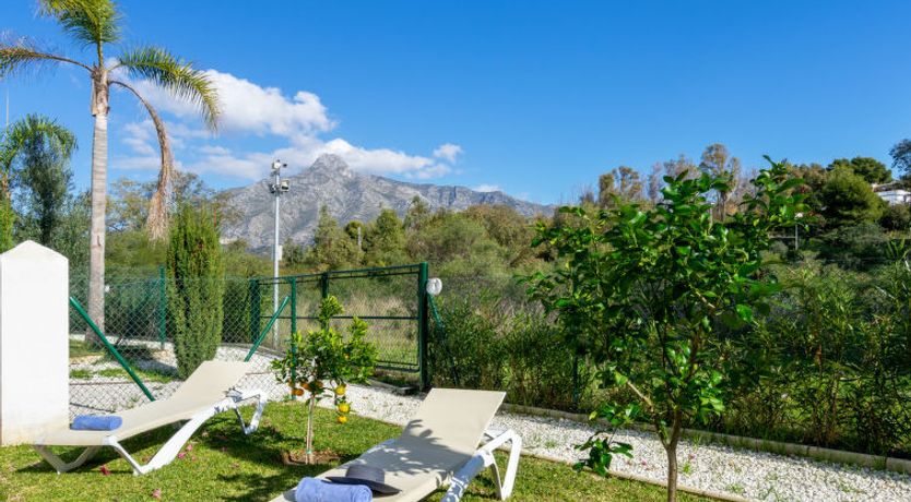 Photo of Los Naranjos Singles