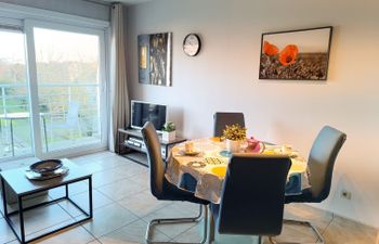 Bowie with shared pool Apartment 3 Holiday Home