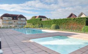 Photo of Zeeflat with parking and shared pool Apartment 2