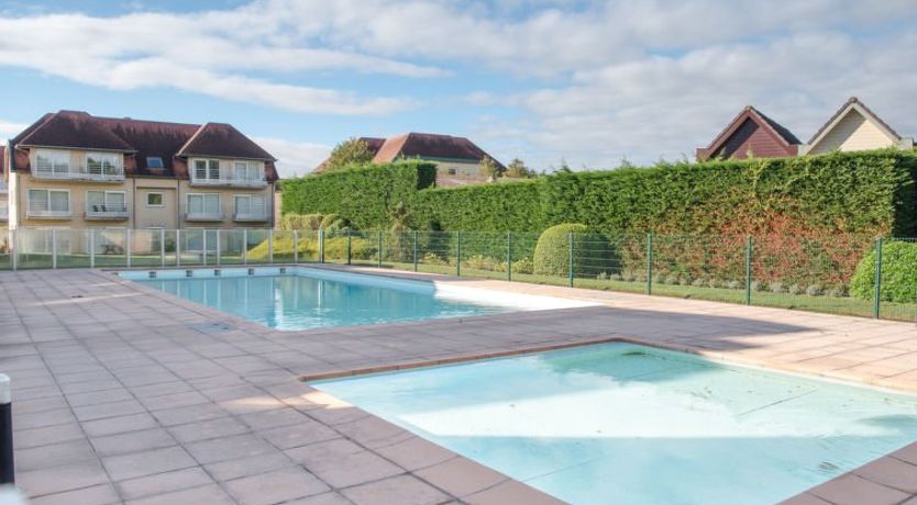 Photo of Zeeflat with parking and shared pool Apartment 2