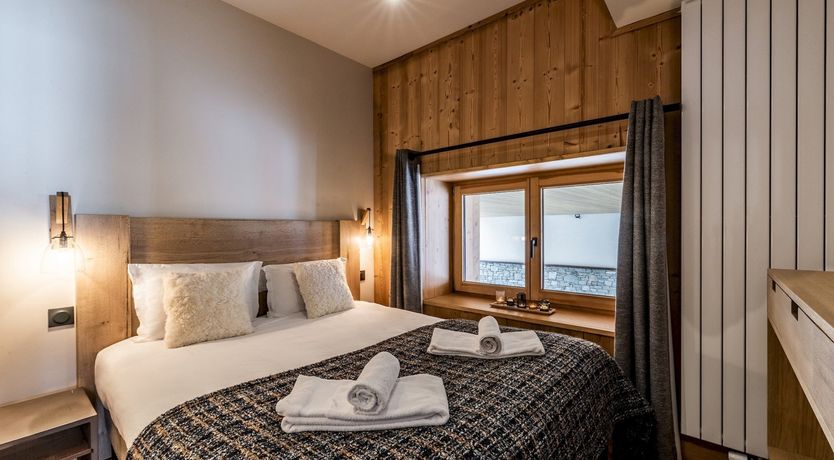 Photo of Between the Slopes