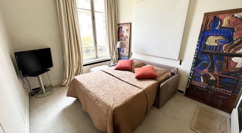 Photo of Eiffel Gazing