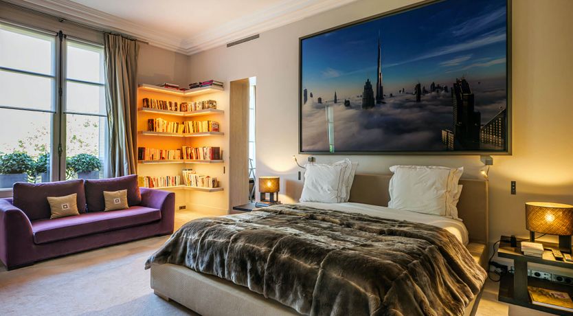 Photo of Eiffel Gazing