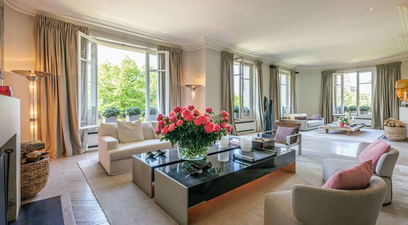 Photo of Eiffel Gazing