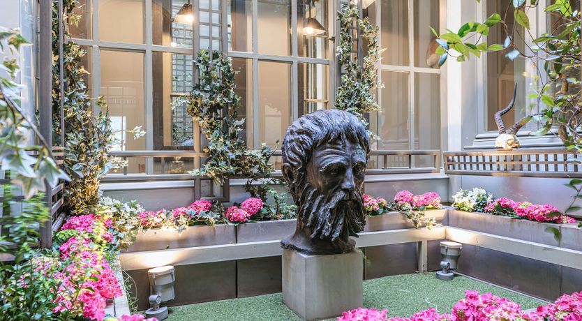 Photo of Eiffel Gazing