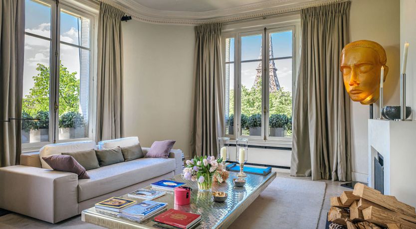 Photo of Eiffel Gazing