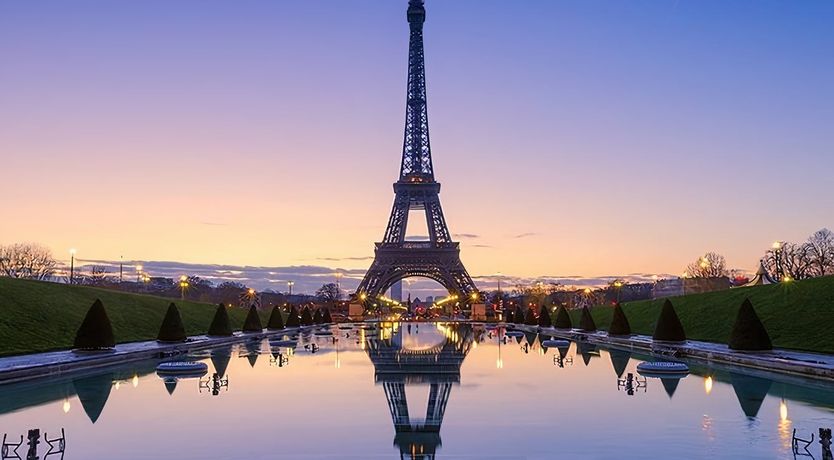 Photo of Eiffel Gazing
