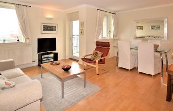 2 Bed in Edinburgh Apartment