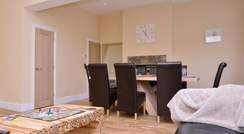 Photo of 4 Bed in Wortley