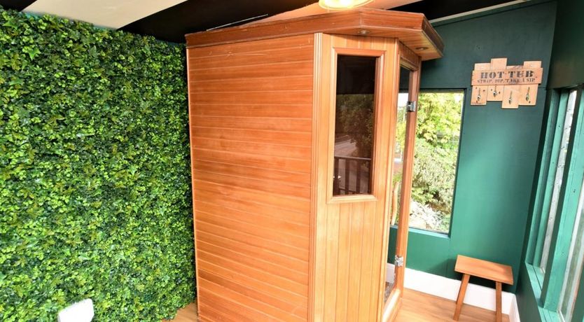 Photo of 4 Bed in Holmbridge