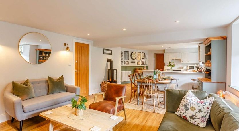 Photo of in Holmbridge (66705)