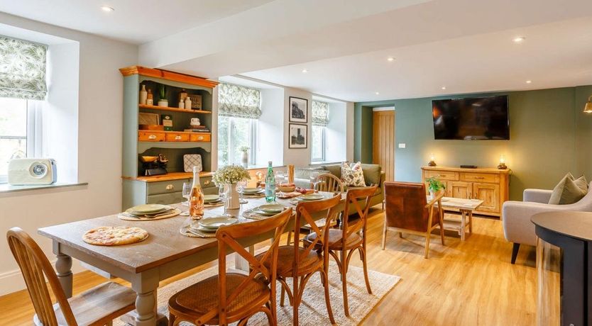 Photo of 4 Bed in Holmbridge